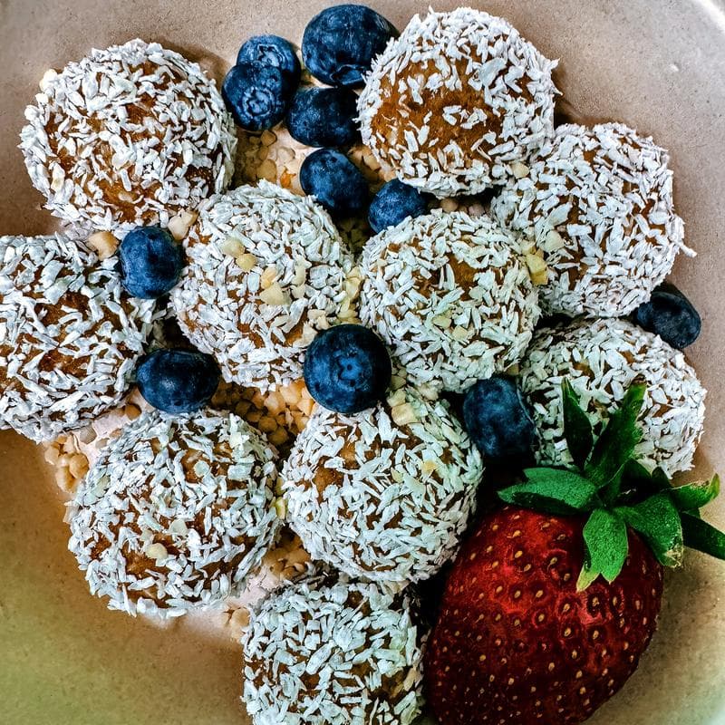 Energiekugeln mit Kokosraspeln, Heidelbeeren und Erdbeere