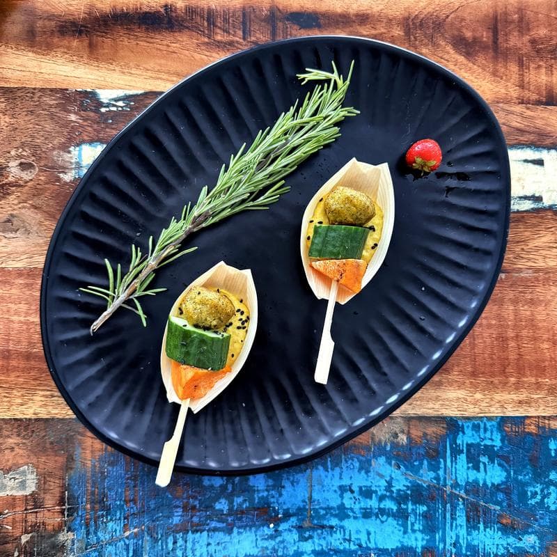 Mini-Falafel-Spieße mit Zucchini und Süßkartoffel auf Hummus