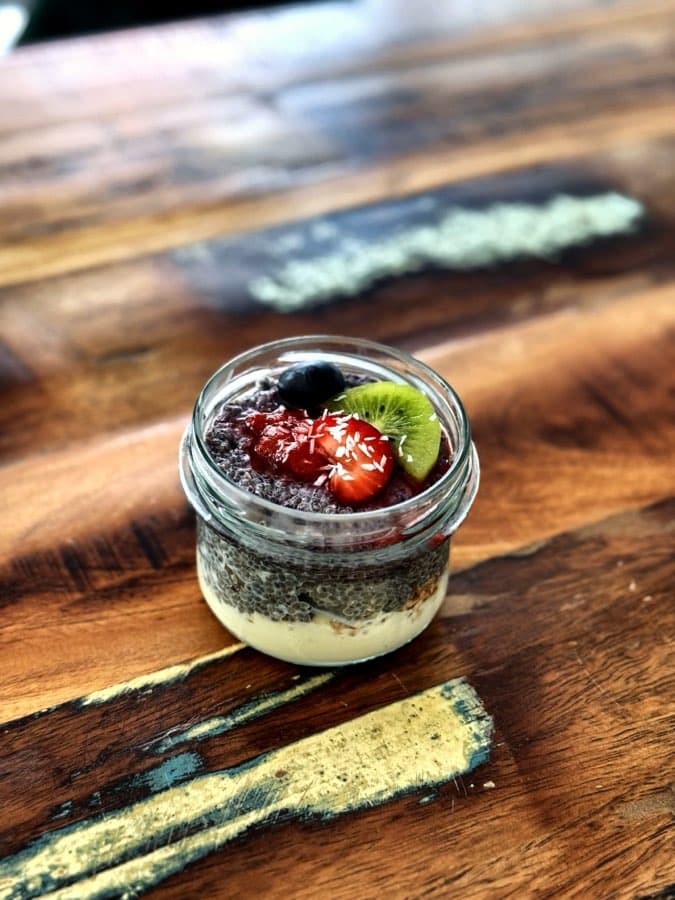Chia-Pudding im Glas mit Beeren, Kiwi und Kokos
