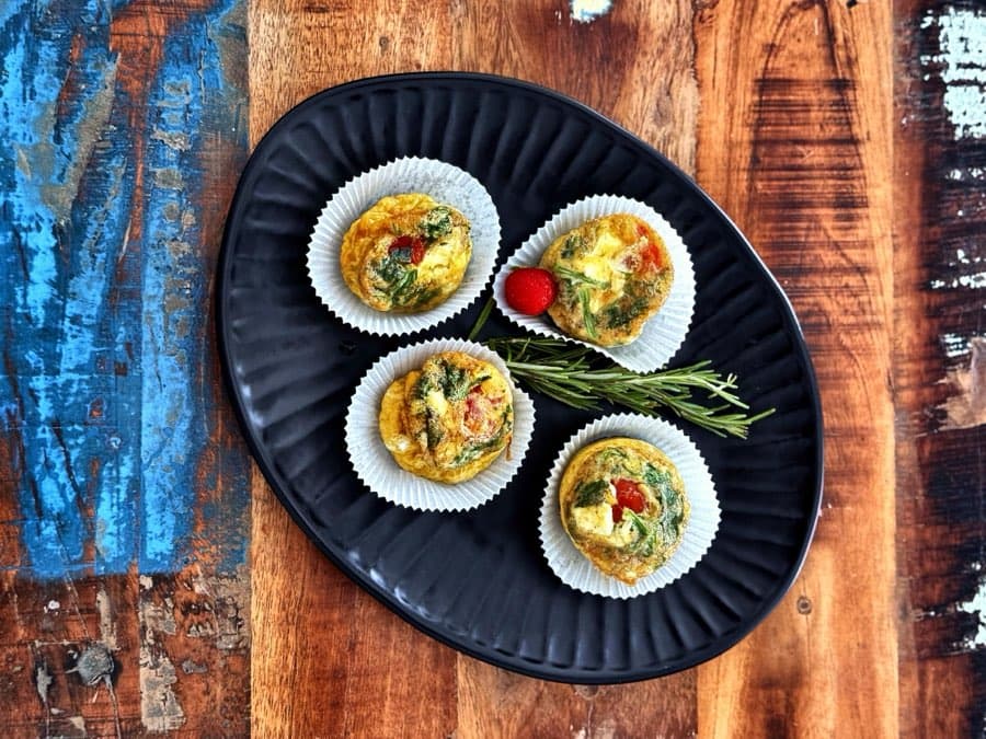 Frühstücks-Eiermuffins mit Spinat, Tomate und Feta