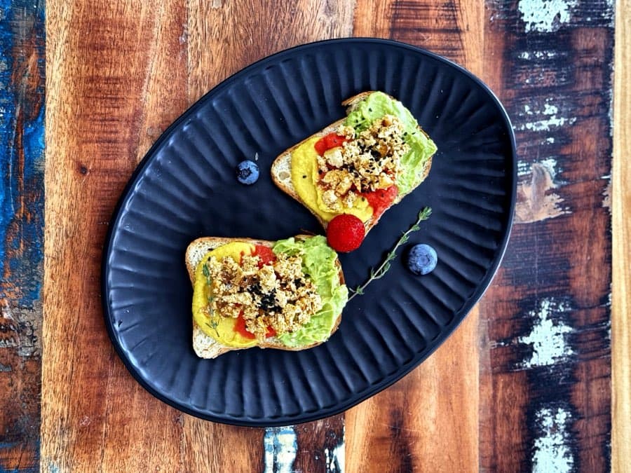 Glutenfreies Rainbow-Brot mit Avocadocreme, Kurkuma-Hummus und Tofu-Rührei