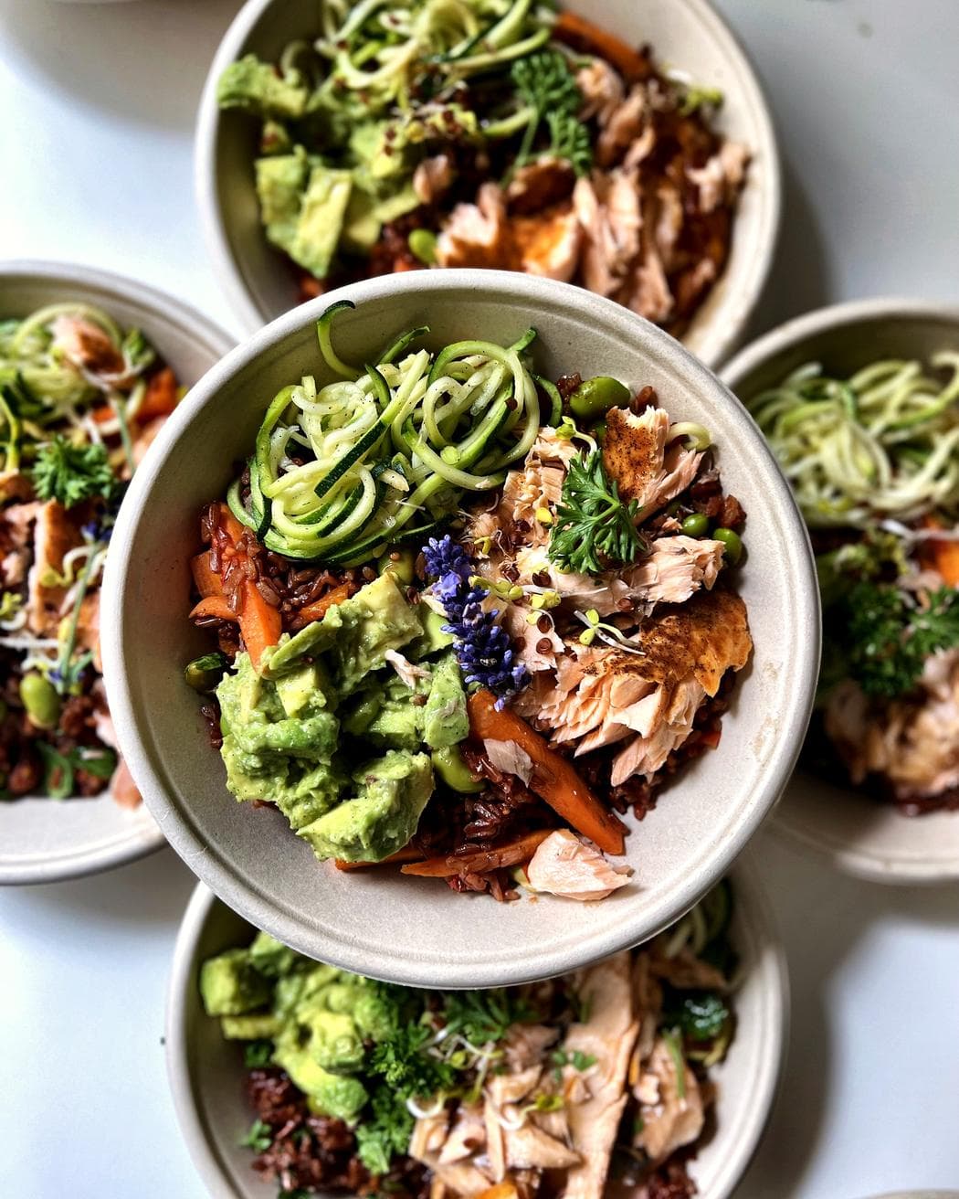 AVOCAI Bowls mit gebackenem Lachs, Avocado und Zucchini-Nudeln