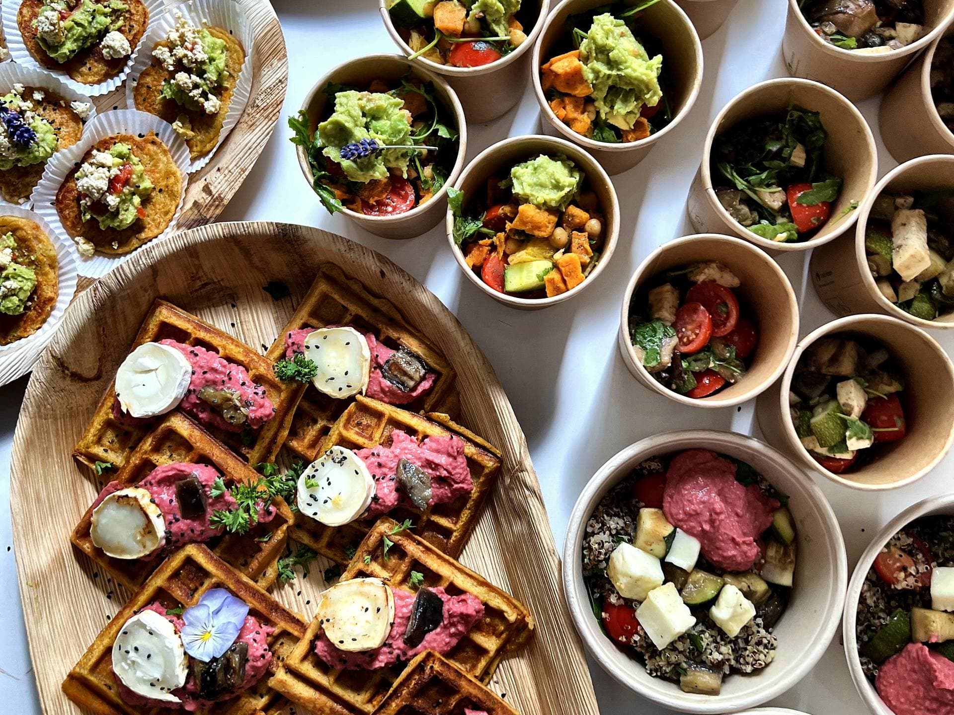AVOCAI Buffet mit Brownies und süßen Häppchen