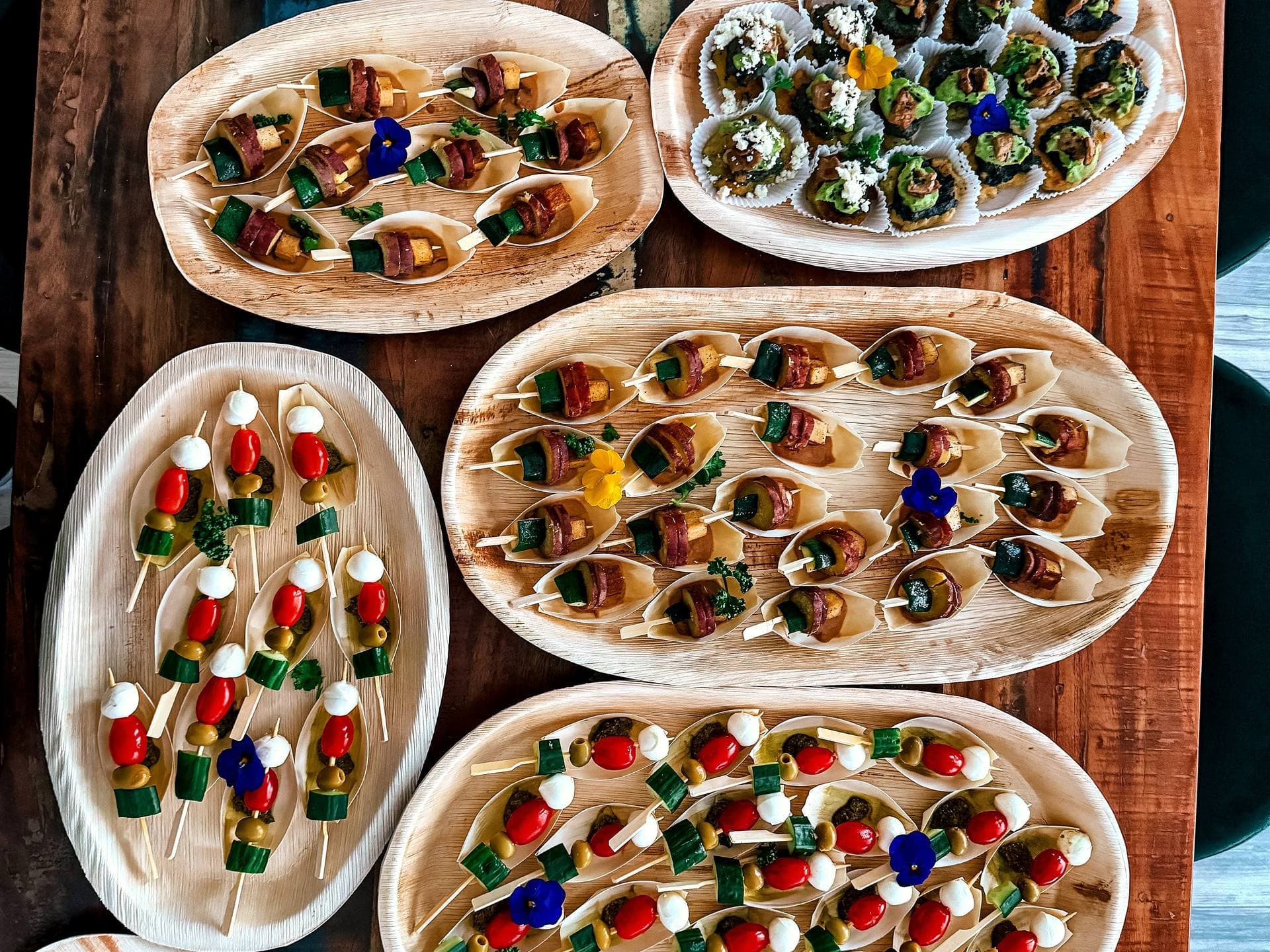 AVOCAI Fingerfood-Buffet mit Spießen, Puffern und Crostini