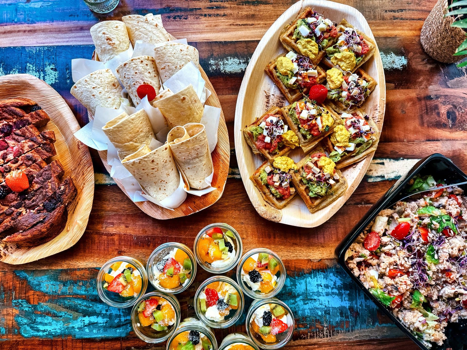 AVOCAI Frühstücksbuffet mit Süßkartoffelwaffeln, Bananenbrot und Obstgläsern