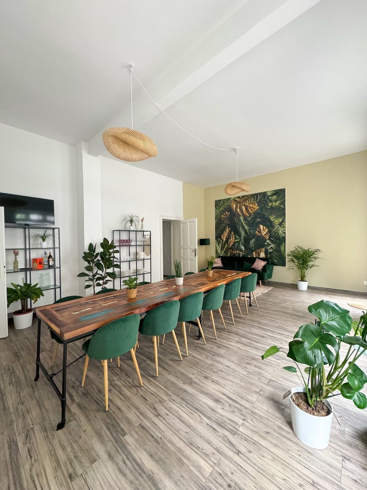 Eventspace BALI mit langer Tafel und Jungle-Wandbild